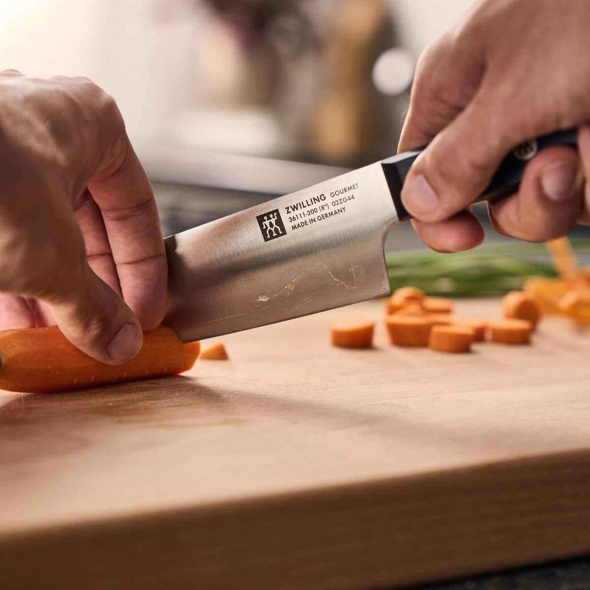 ZWILLING Gourmet Kochmesser, 200 mm in Schwarz präsentiert im Onlineshop von KAQTU Design AG. Küchenmesser ist von Zwilling Kitchen