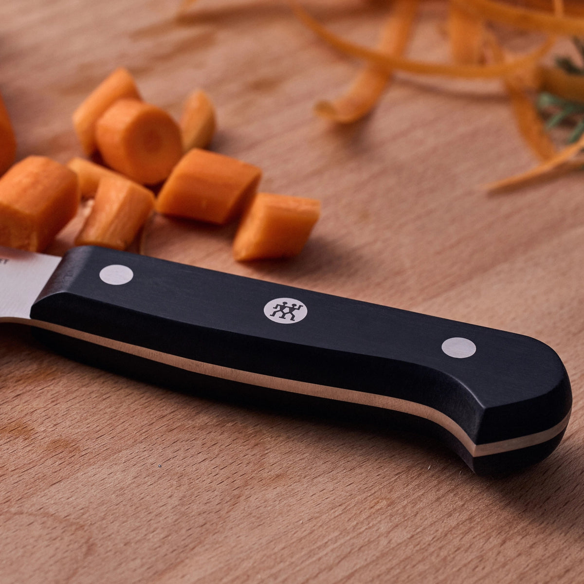 ZWILLING Gourmet Kochmesser, 200 mm in Schwarz präsentiert im Onlineshop von KAQTU Design AG. Küchenmesser ist von Zwilling Kitchen