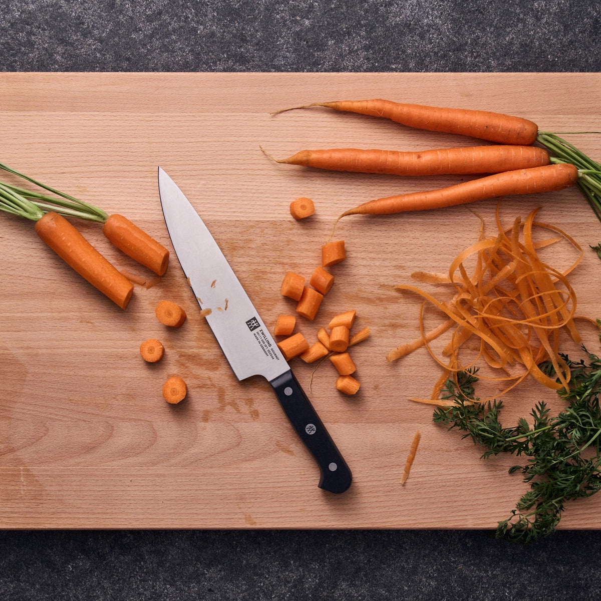 ZWILLING Gourmet Kochmesser, 200 mm in Schwarz präsentiert im Onlineshop von KAQTU Design AG. Küchenmesser ist von Zwilling Kitchen