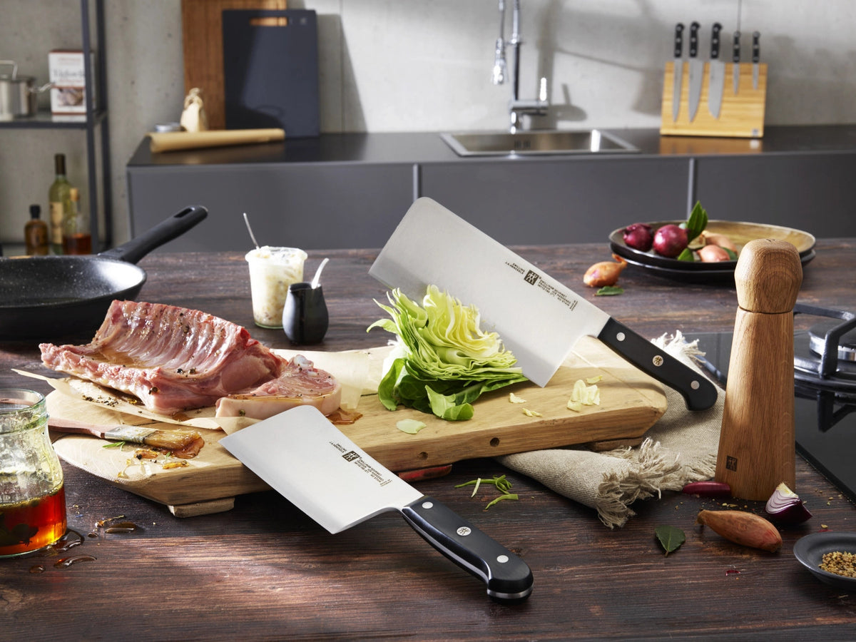 ZWILLING Gourmet Hackmesser, 150 mm in Schwarz präsentiert im Onlineshop von KAQTU Design AG. Küchenmesser ist von Zwilling Kitchen