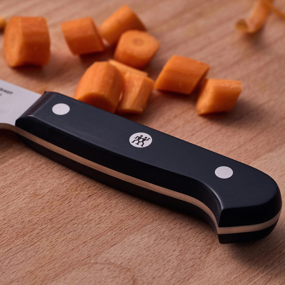 ZWILLING Gourmet Hackmesser, 150 mm in Schwarz präsentiert im Onlineshop von KAQTU Design AG. Küchenmesser ist von Zwilling Kitchen