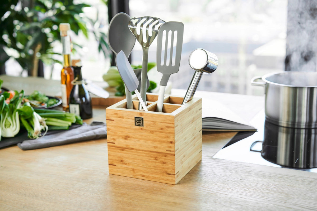 Zwilling Pro Wender, Silikon, 33.6cm in Silber präsentiert im Onlineshop von KAQTU Design AG. Pfannenwender ist von Zwilling Kitchen