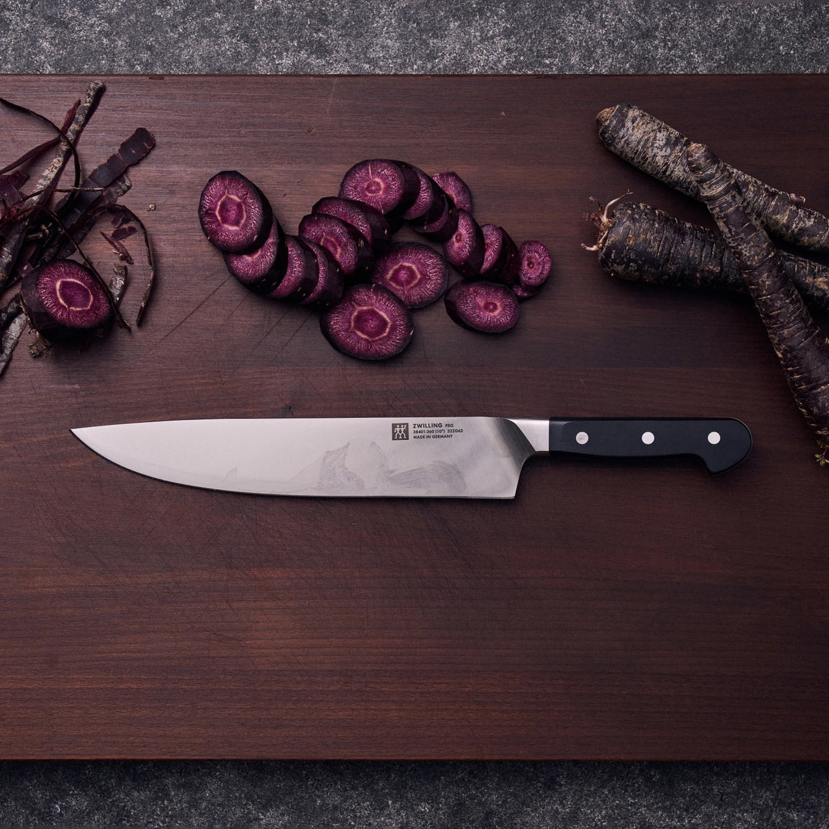 Zwilling Pro Kochmesser 260 mm in Schwarz präsentiert im Onlineshop von KAQTU Design AG. Küchenmesser ist von Zwilling Kitchen