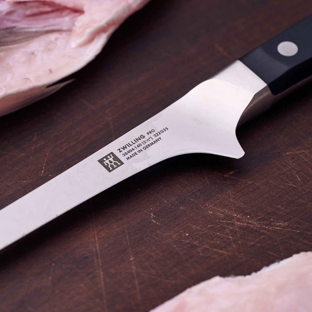 Zwilling Pro Ausbeinmesser 140 mm in Schwarz präsentiert im Onlineshop von KAQTU Design AG. Küchenmesser ist von Zwilling Kitchen