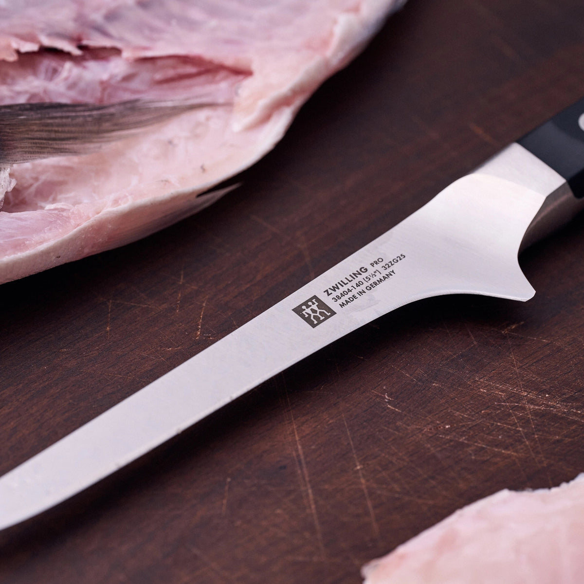 Zwilling Pro Ausbeinmesser 140 mm in Schwarz präsentiert im Onlineshop von KAQTU Design AG. Küchenmesser ist von Zwilling Kitchen