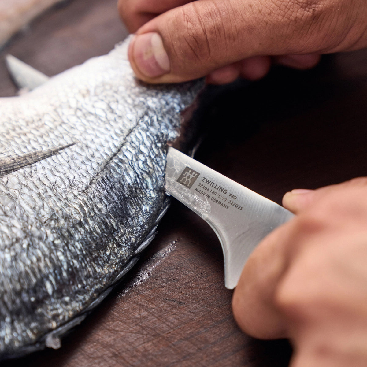 Zwilling Pro Ausbeinmesser 140 mm in Schwarz präsentiert im Onlineshop von KAQTU Design AG. Küchenmesser ist von Zwilling Kitchen