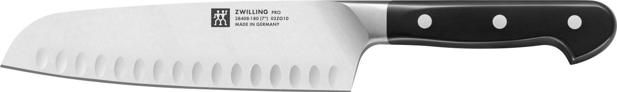 Zwilling Pro Santokumesser mit Kullen 180 mm in Schwarz präsentiert im Onlineshop von KAQTU Design AG. Küchenmesser ist von Zwilling Kitchen