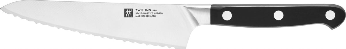 Zwilling Pro Ladies Knife Wellenschliff, 140 mm in Schwarz präsentiert im Onlineshop von KAQTU Design AG. Küchenmesser ist von Zwilling Kitchen