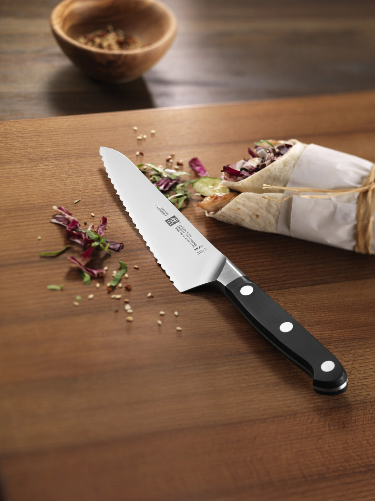 Zwilling Pro Ladies Knife Wellenschliff, 140 mm in Schwarz präsentiert im Onlineshop von KAQTU Design AG. Küchenmesser ist von Zwilling Kitchen