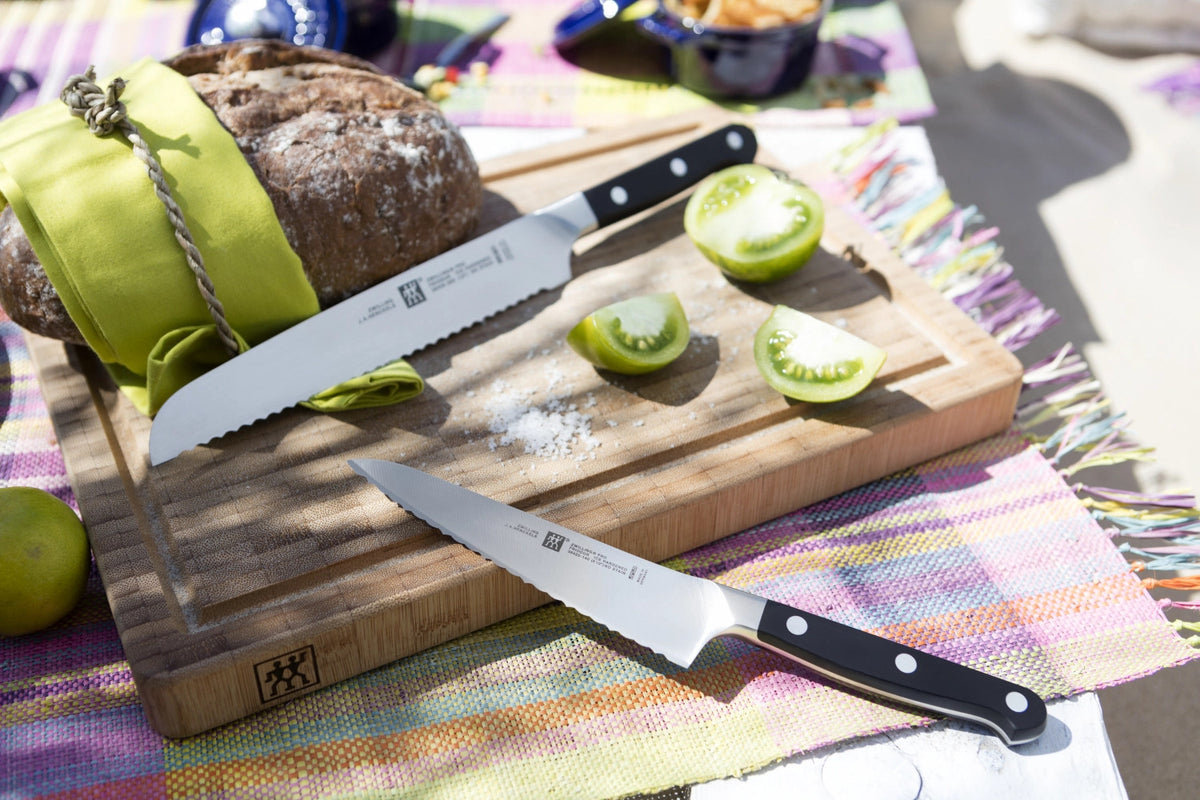 Zwilling Pro Ladies Knife Wellenschliff, 140 mm in Schwarz präsentiert im Onlineshop von KAQTU Design AG. Küchenmesser ist von Zwilling Kitchen