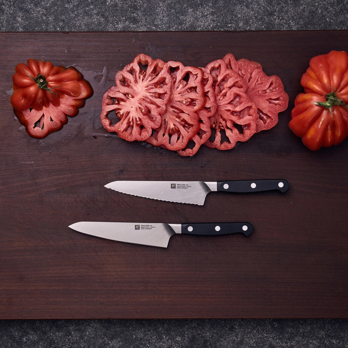 Zwilling Pro Ladies Knife Wellenschliff, 140 mm in Schwarz präsentiert im Onlineshop von KAQTU Design AG. Küchenmesser ist von Zwilling Kitchen
