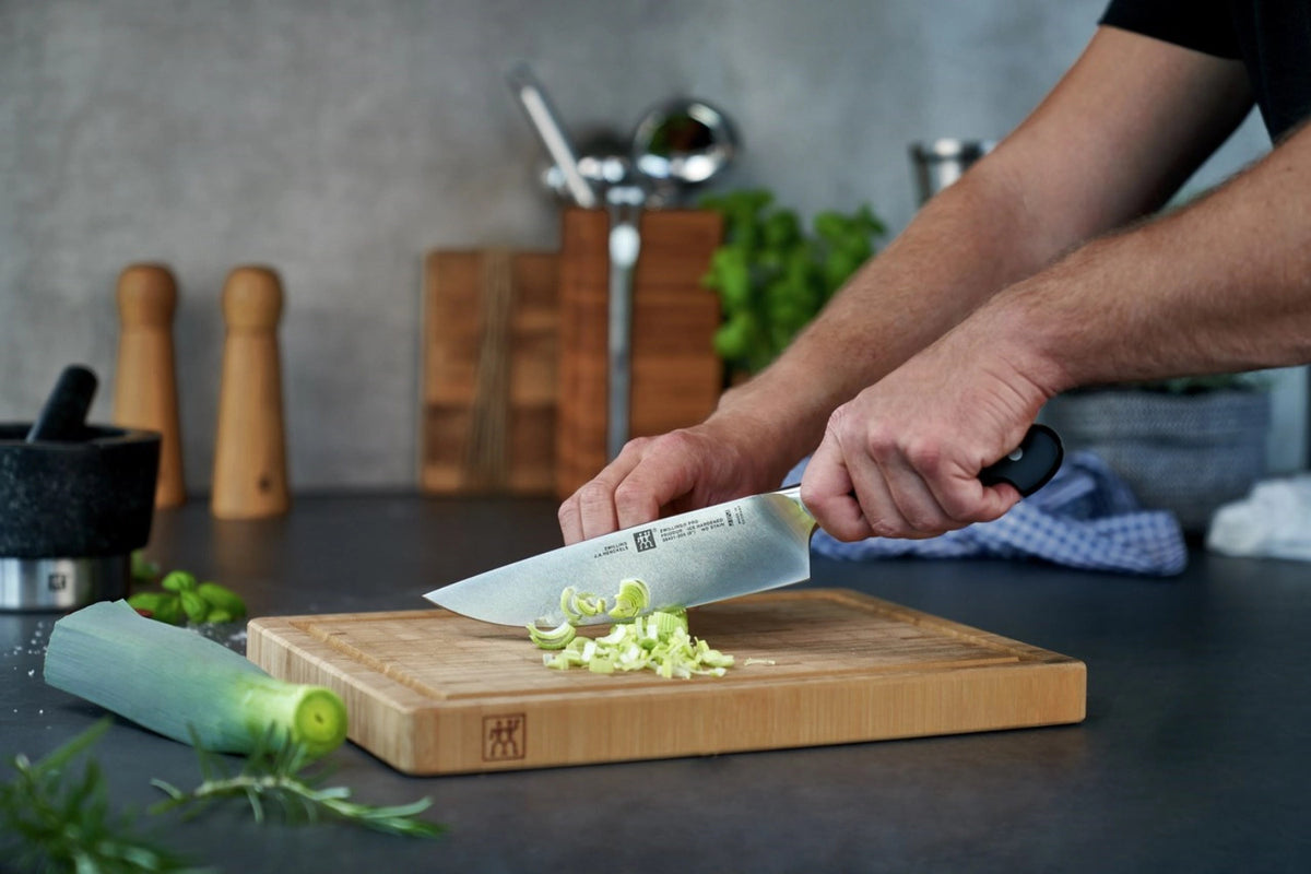 Zwilling Pro Messerset, 3-tlg. (Spick-, Fleisch-,Kochmesser) in Silber präsentiert im Onlineshop von KAQTU Design AG. Küchenmesser ist von Zwilling Kitchen