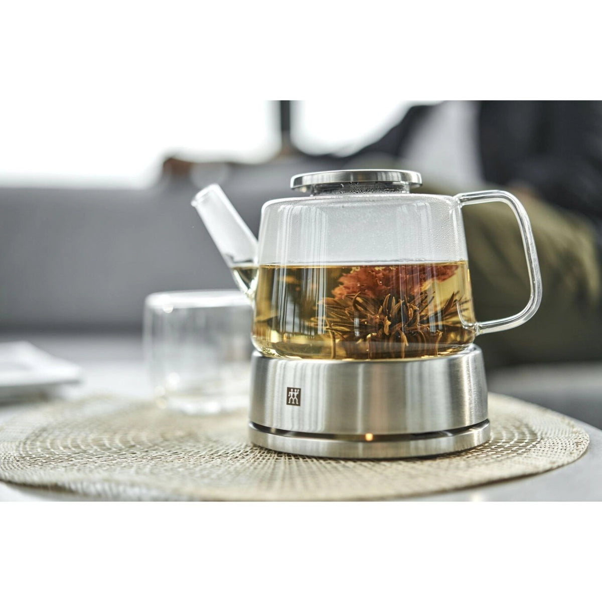 Sorrento Teekanne 0.8L mit Stövchen und Teesieb in Silber präsentiert im Onlineshop von KAQTU Design AG. Tasse ist von Zwilling Kitchen