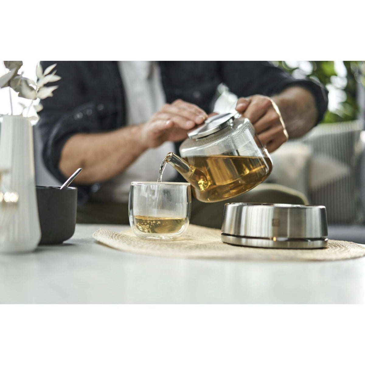 Sorrento Teekanne 0.8L mit Stövchen und Teesieb in Silber präsentiert im Onlineshop von KAQTU Design AG. Tasse ist von Zwilling Kitchen