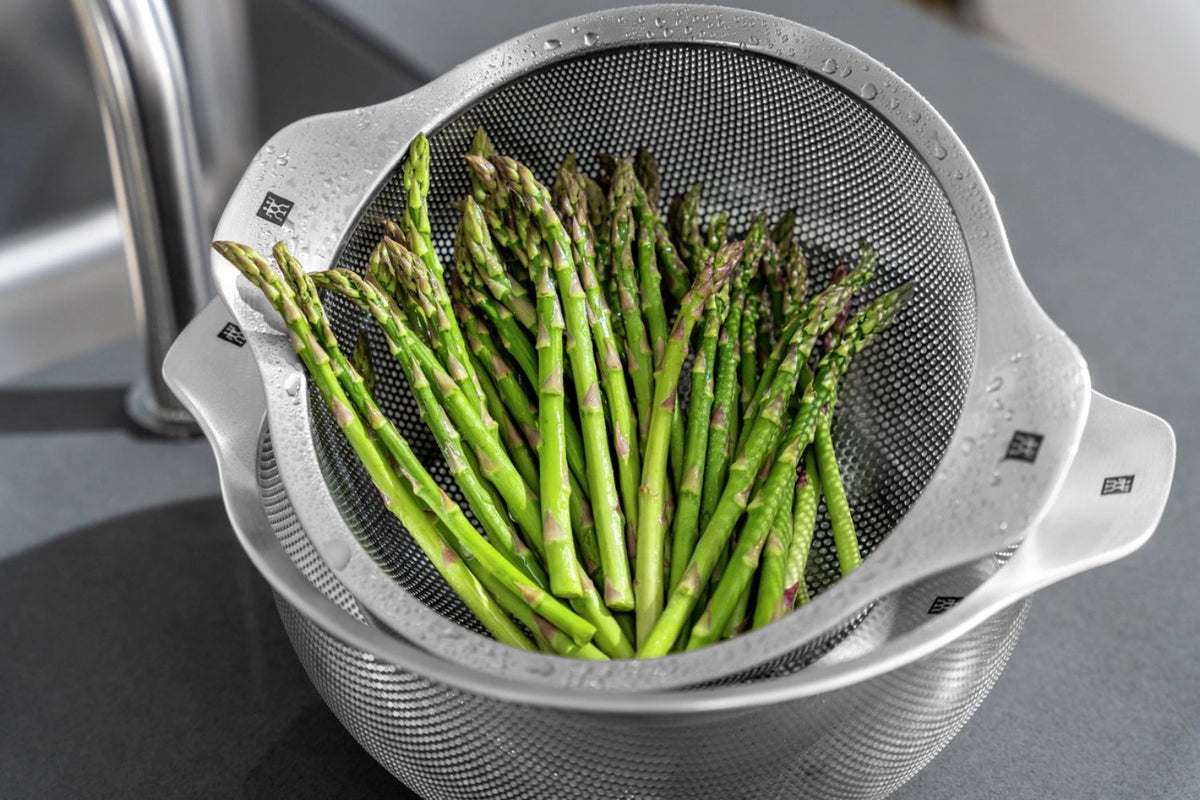 Edelstahl-Sieb, 24 cm in Silber präsentiert im Onlineshop von KAQTU Design AG. Küchensieb ist von Zwilling Kitchen
