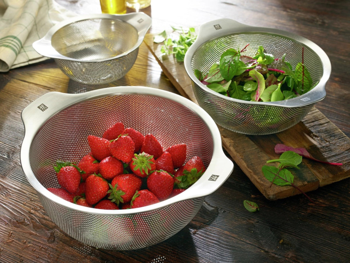 Edelstahl-Sieb, 24 cm in Silber präsentiert im Onlineshop von KAQTU Design AG. Küchensieb ist von Zwilling Kitchen