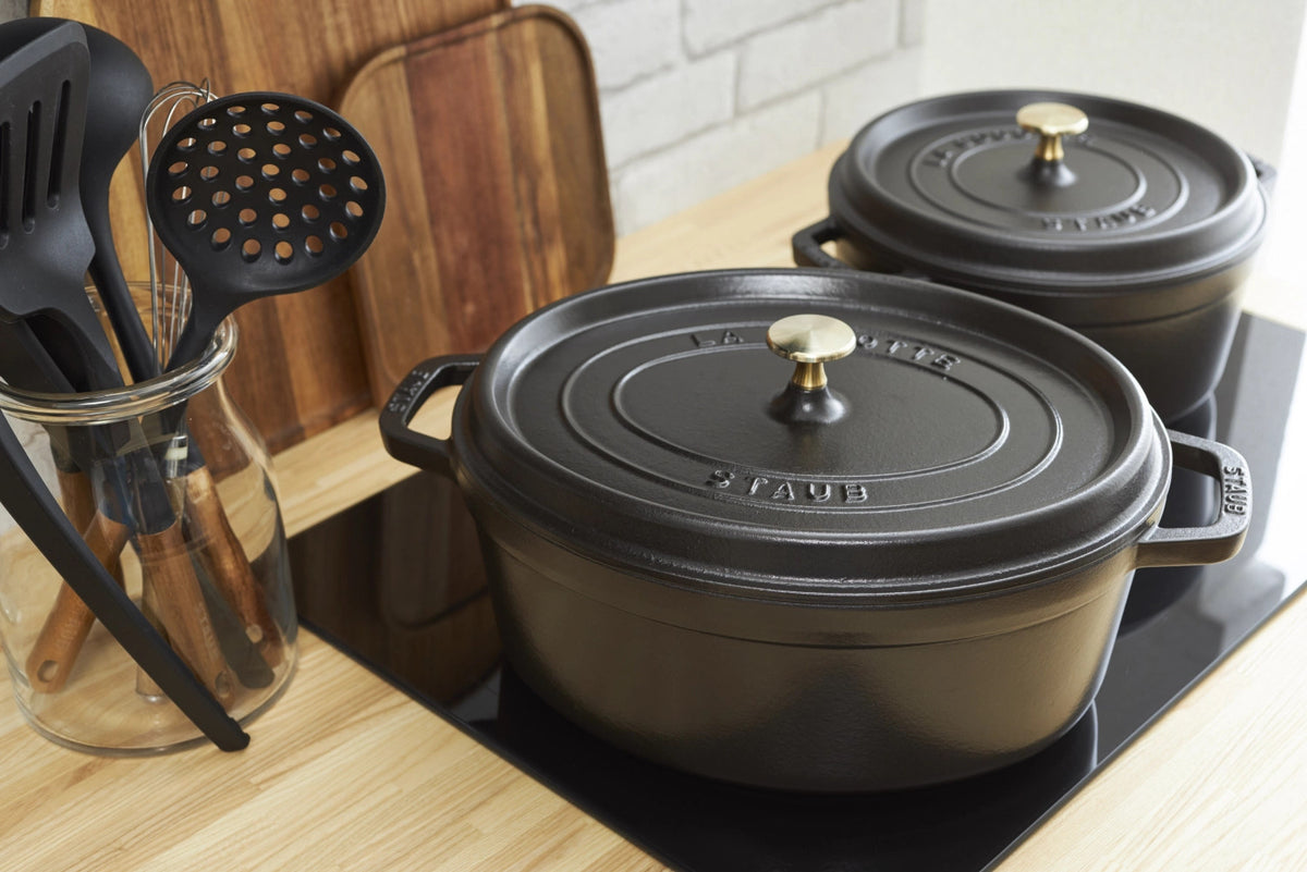Cocotte oval 3.2l in Schwarz präsentiert im Onlineshop von KAQTU Design AG.  ist von Staub