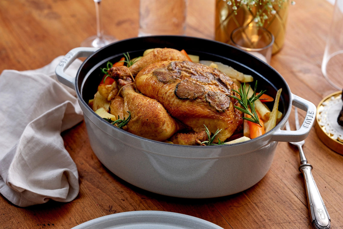 Cocotte oval 6.7l in Weiss präsentiert im Onlineshop von KAQTU Design AG.  ist von Staub
