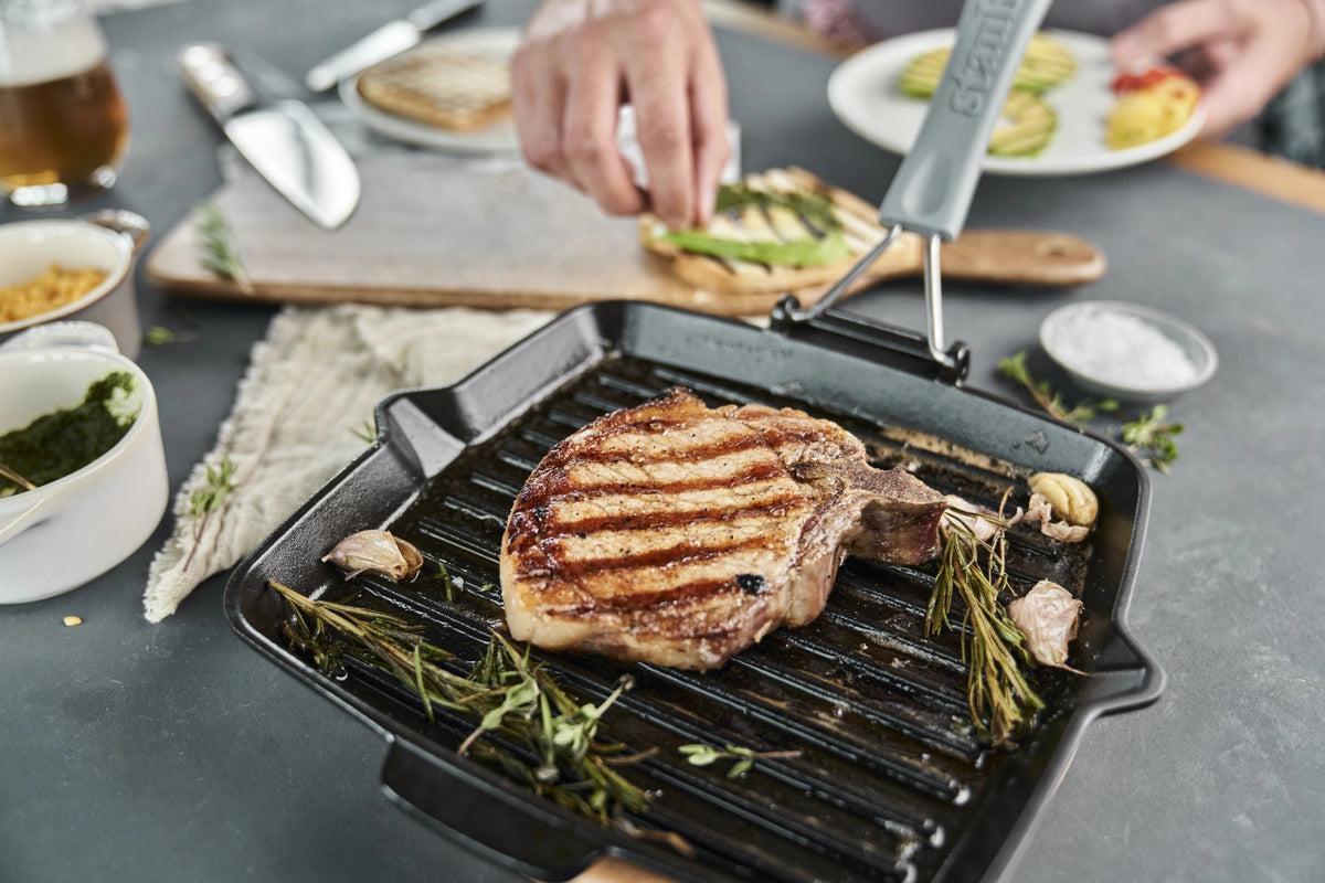 Grillpfanne quadratisch in Schwarz präsentiert im Onlineshop von KAQTU Design AG. Bratpfanne ist von Staub