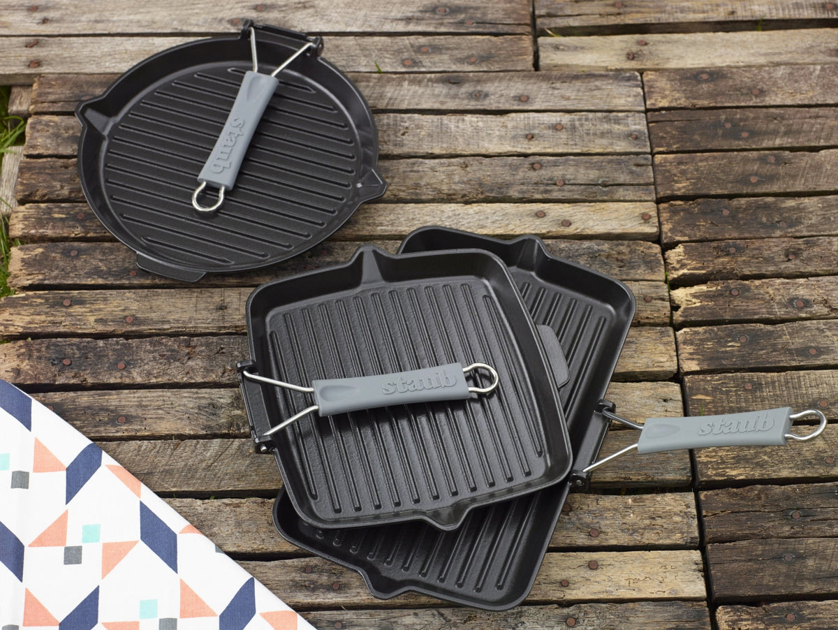 Grillpfanne quadratisch in Schwarz präsentiert im Onlineshop von KAQTU Design AG. Bratpfanne ist von Staub