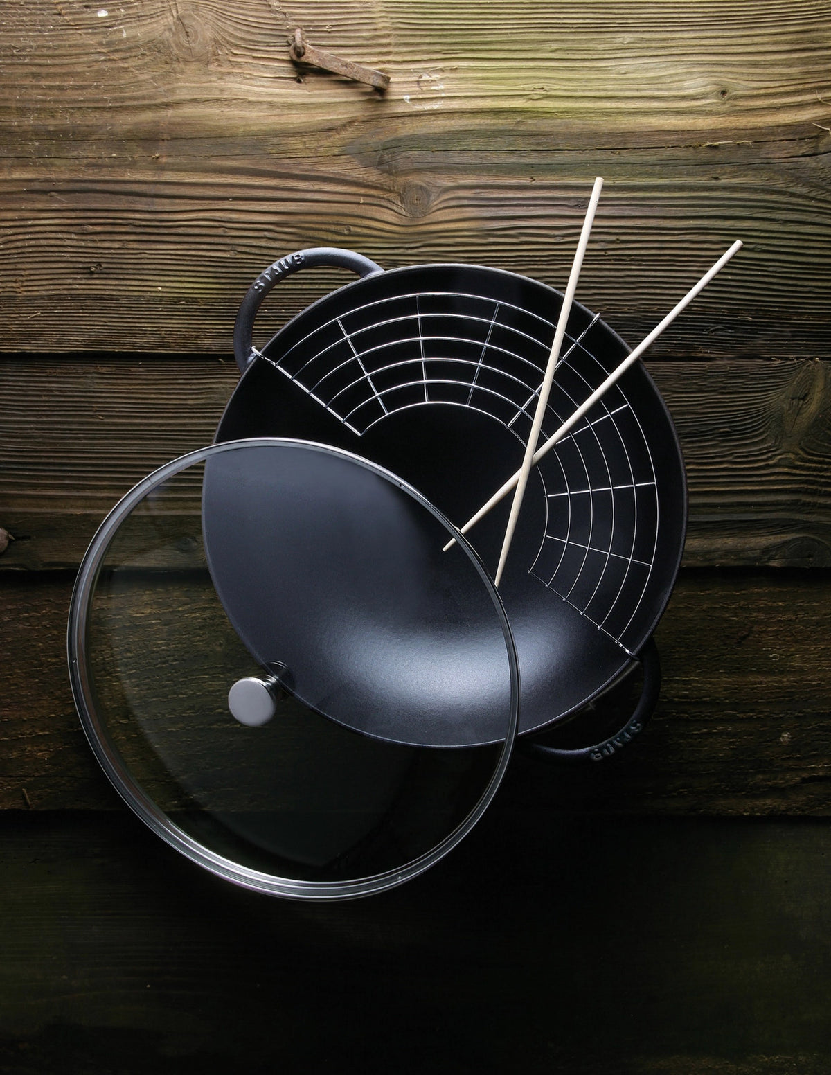 Wok mit Glasdeckel 5.7l in Schwarz präsentiert im Onlineshop von KAQTU Design AG.  ist von Staub