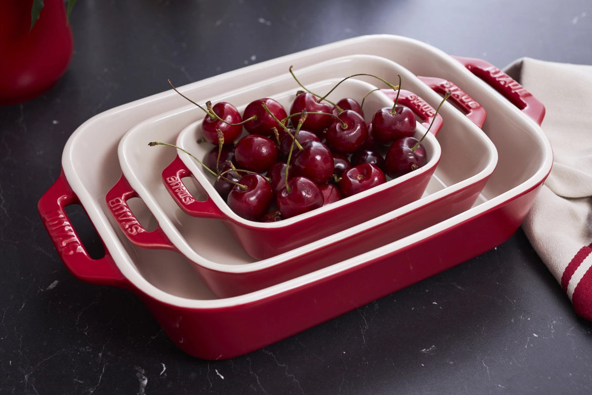 Auflaufform rechteckig in Rot präsentiert im Onlineshop von KAQTU Design AG.  ist von Staub
