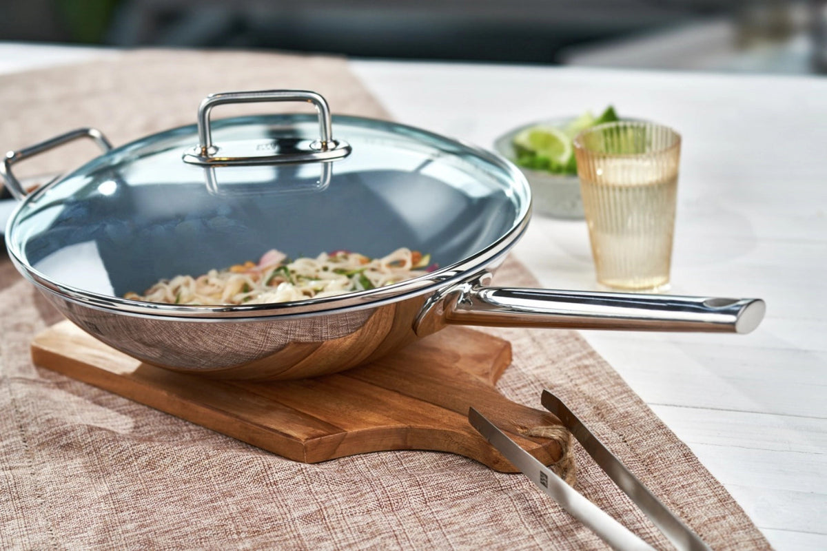 Zwilling Plus Wok beschichtet Ø32 cm in Silber präsentiert im Onlineshop von KAQTU Design AG.  ist von Zwilling Kitchen