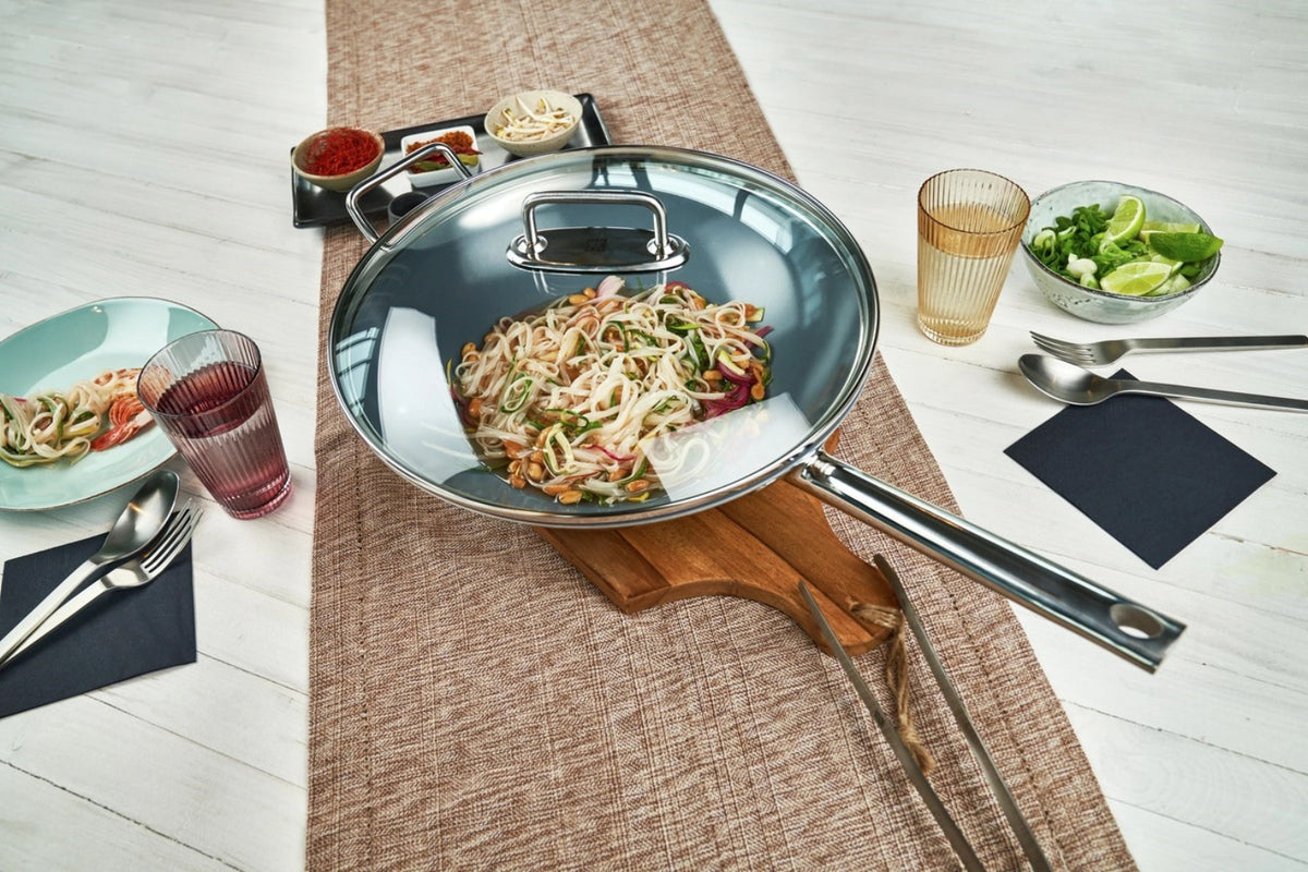 Zwilling Plus Wok beschichtet Ø32 cm in Silber präsentiert im Onlineshop von KAQTU Design AG.  ist von Zwilling Kitchen