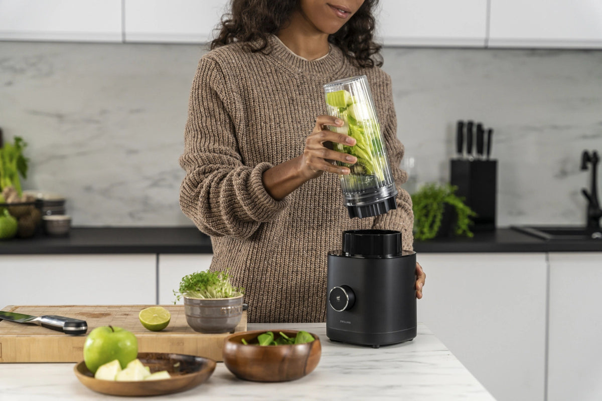 Enfinigy Standmixer schwarz 550ml in Schwarz präsentiert im Onlineshop von KAQTU Design AG. Küchengerät ist von Zwilling Kitchen