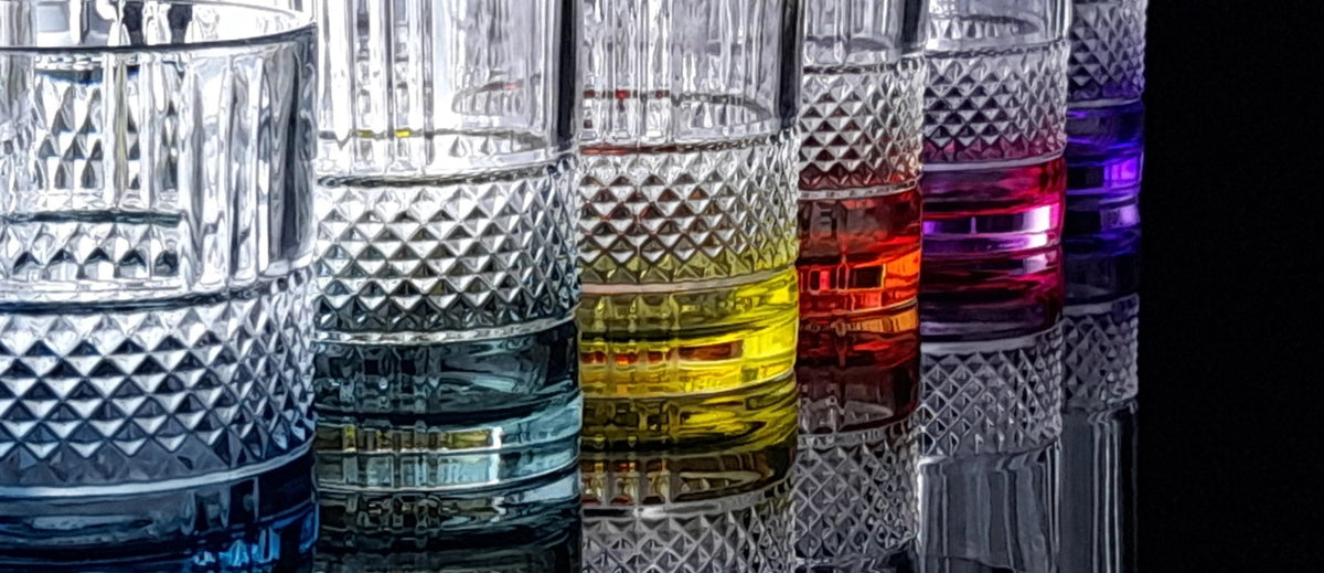 Sechs mehrfarbige Hb Becher aus Glas der Serie Brillante Color von RCR, zylindrische Form, Ø7 H15 cm, Fassungsvermögen 37cl, als Set angeordnet.
