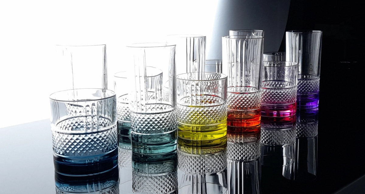 Sechs mehrfarbige Hb Becher aus Glas der Serie Brillante Color von RCR, zylindrische Form, Ø7 H15 cm, Fassungsvermögen 37cl, als Set angeordnet.