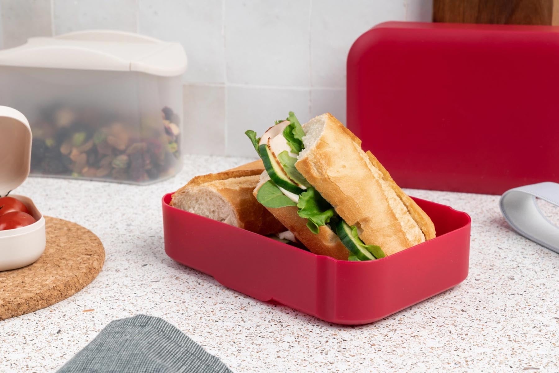 Praktische Lunchbox in elegantem Rubinrot von AMUSE BASIC, ideal für die Aufbewahrung von Snacks und Mahlzeiten, Maße: 185x125x50 mm.