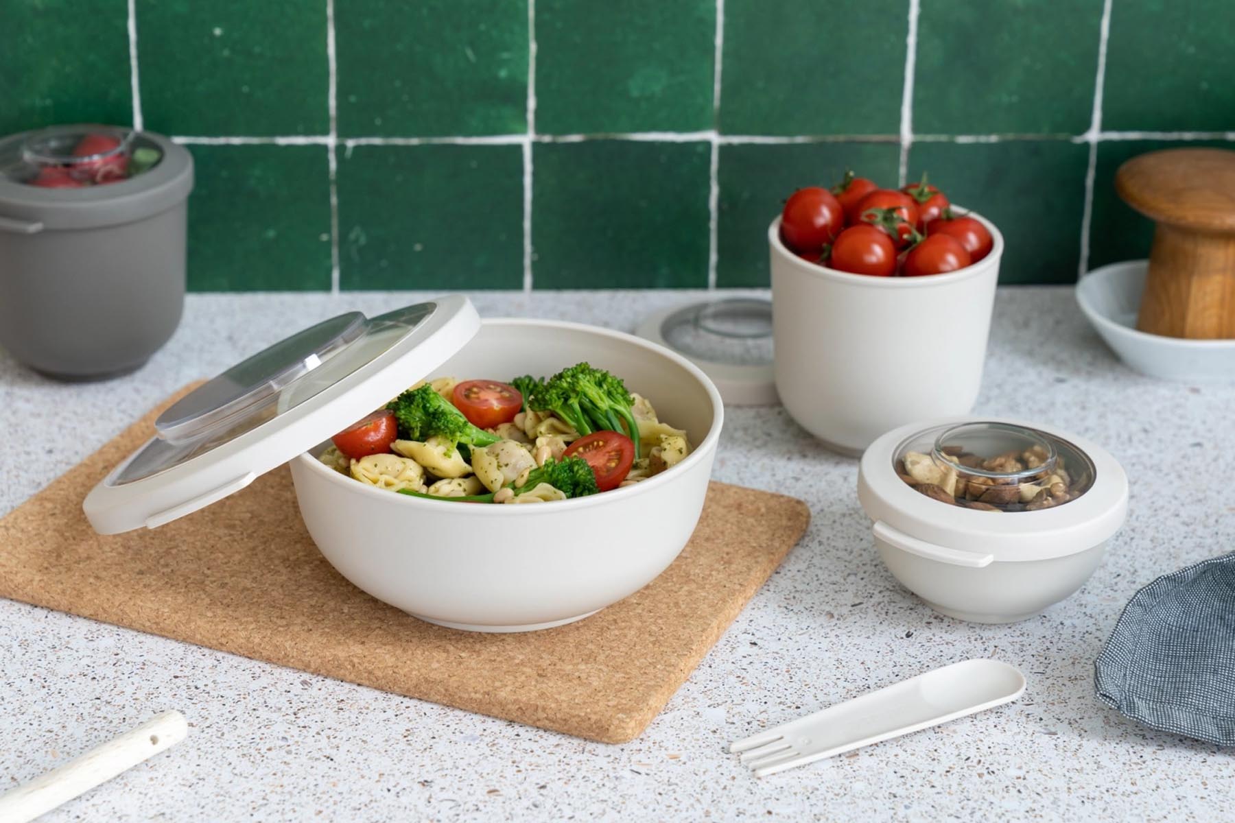 Beige Lunch Schüssel von Amuse Life mit 500ml Volumen, Ø104x86mm, ideal für Snacks und Mahlzeiten, stilvolles Design für unterwegs.