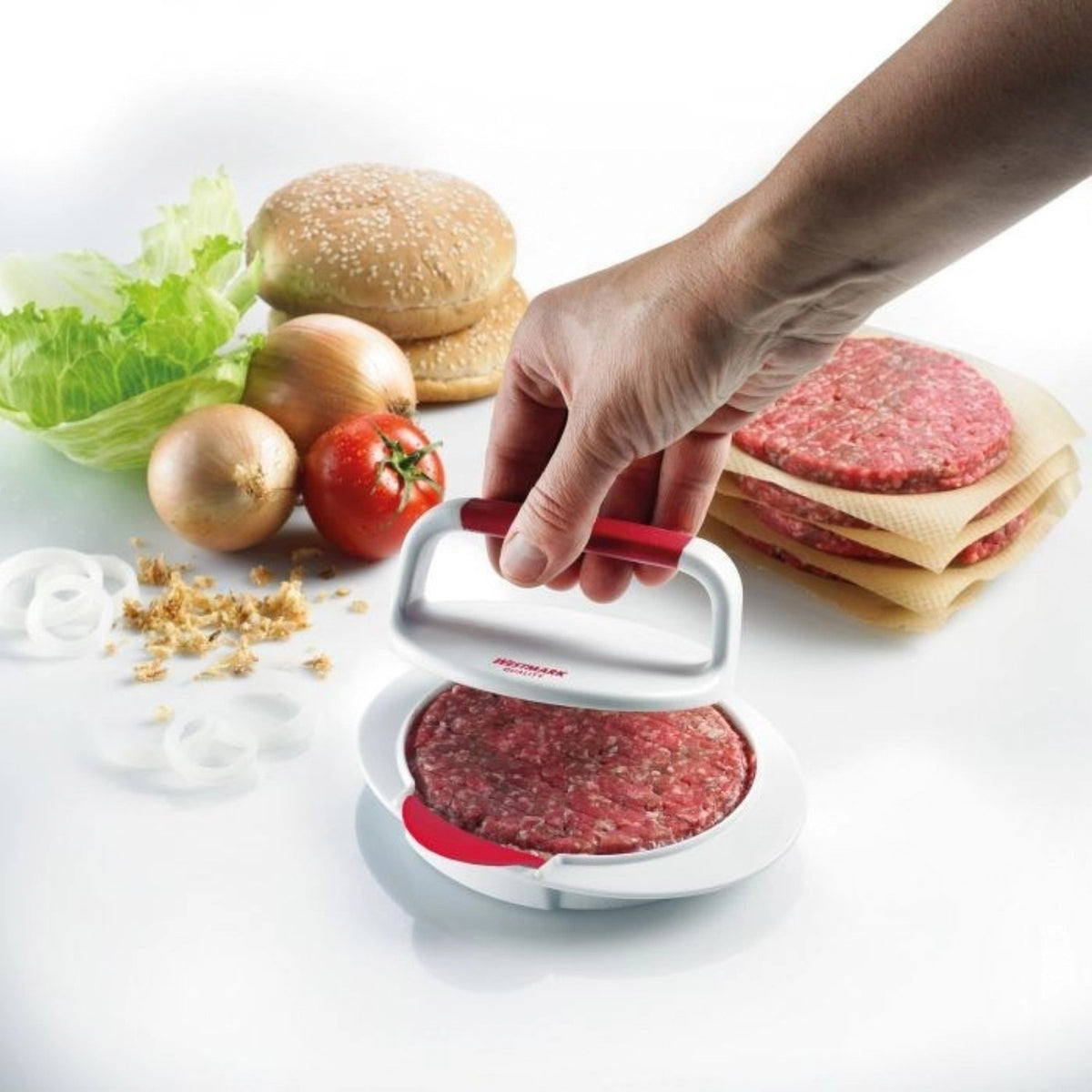 Hamburgermaker, 15x16x6cm in Rot präsentiert im Onlineshop von KAQTU Design AG. Küchenhelfer ist von Westmark