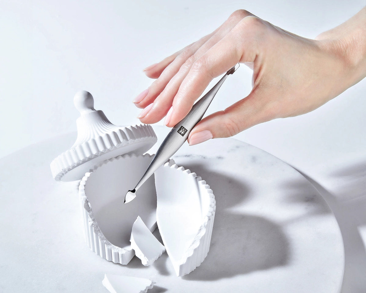 Doppelinstrument, mattiert 125 mm in Silber präsentiert im Onlineshop von KAQTU Design AG. Badzubehör ist von Zwilling Beauty