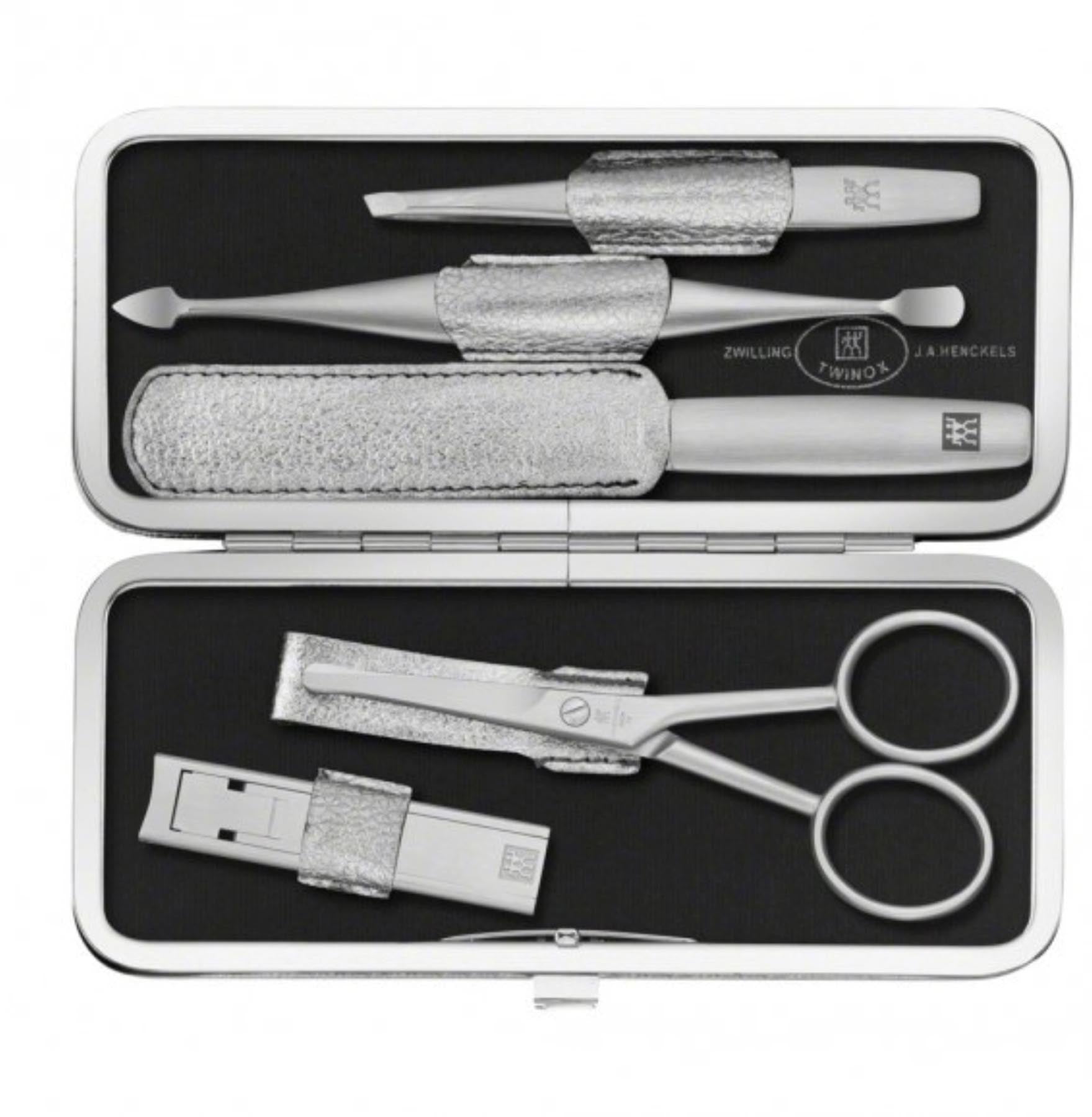 5tlg. Rahmenetui silber in Silber präsentiert im Onlineshop von KAQTU Design AG. Pflege ist von Zwilling Beauty