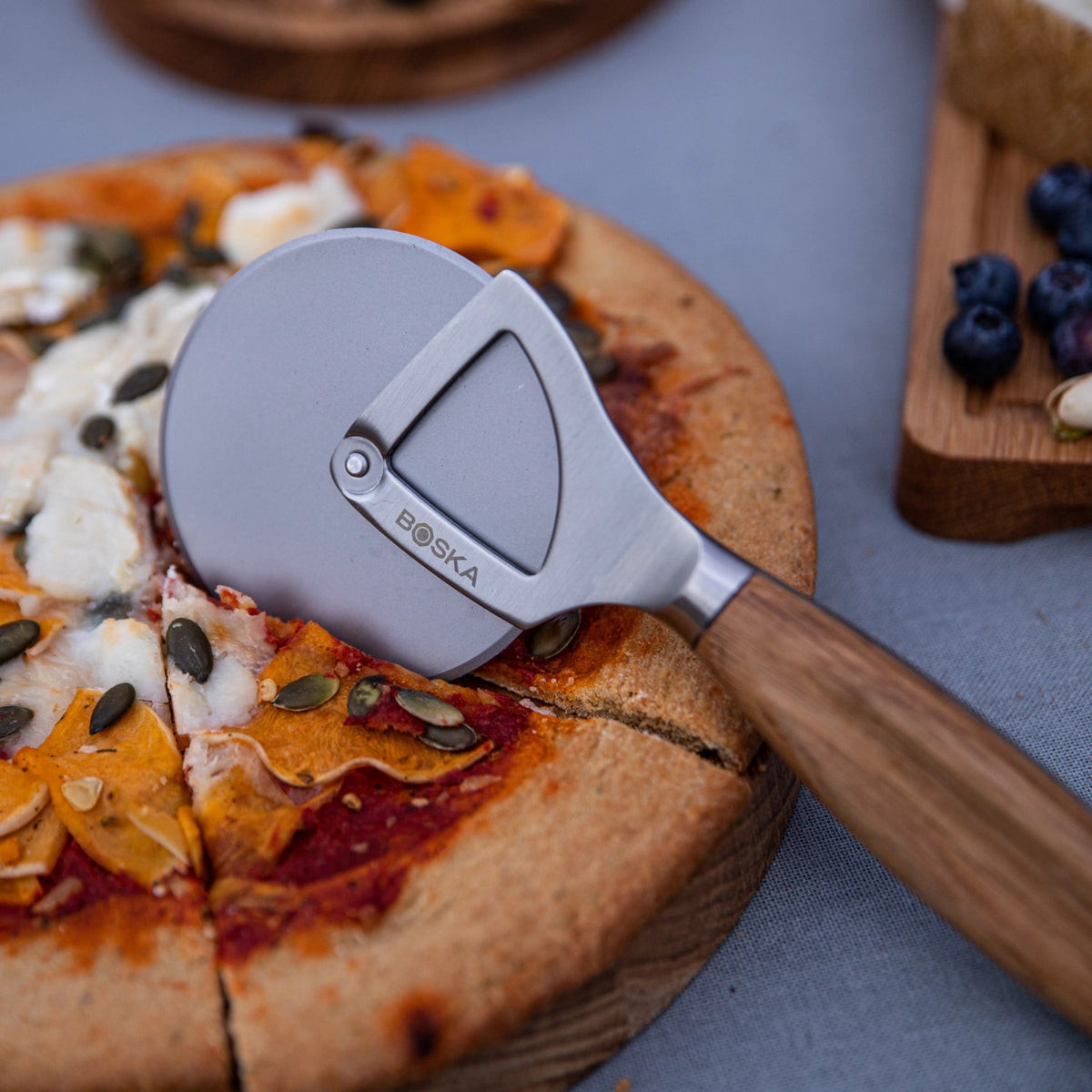 Pizzarad Oslo+ in Braun präsentiert im Onlineshop von KAQTU Design AG. Pizza ist von Boska