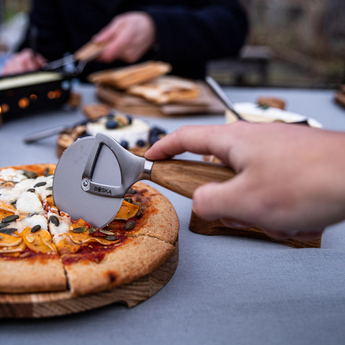 Pizzarad Oslo+ in Braun präsentiert im Onlineshop von KAQTU Design AG. Pizza ist von Boska
