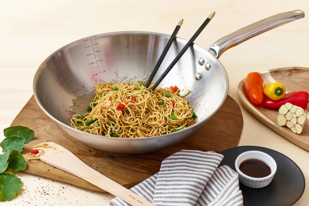 WOK ALCHIMY 32 CM in Silber präsentiert im Onlineshop von KAQTU Design AG.  ist von de Buyer