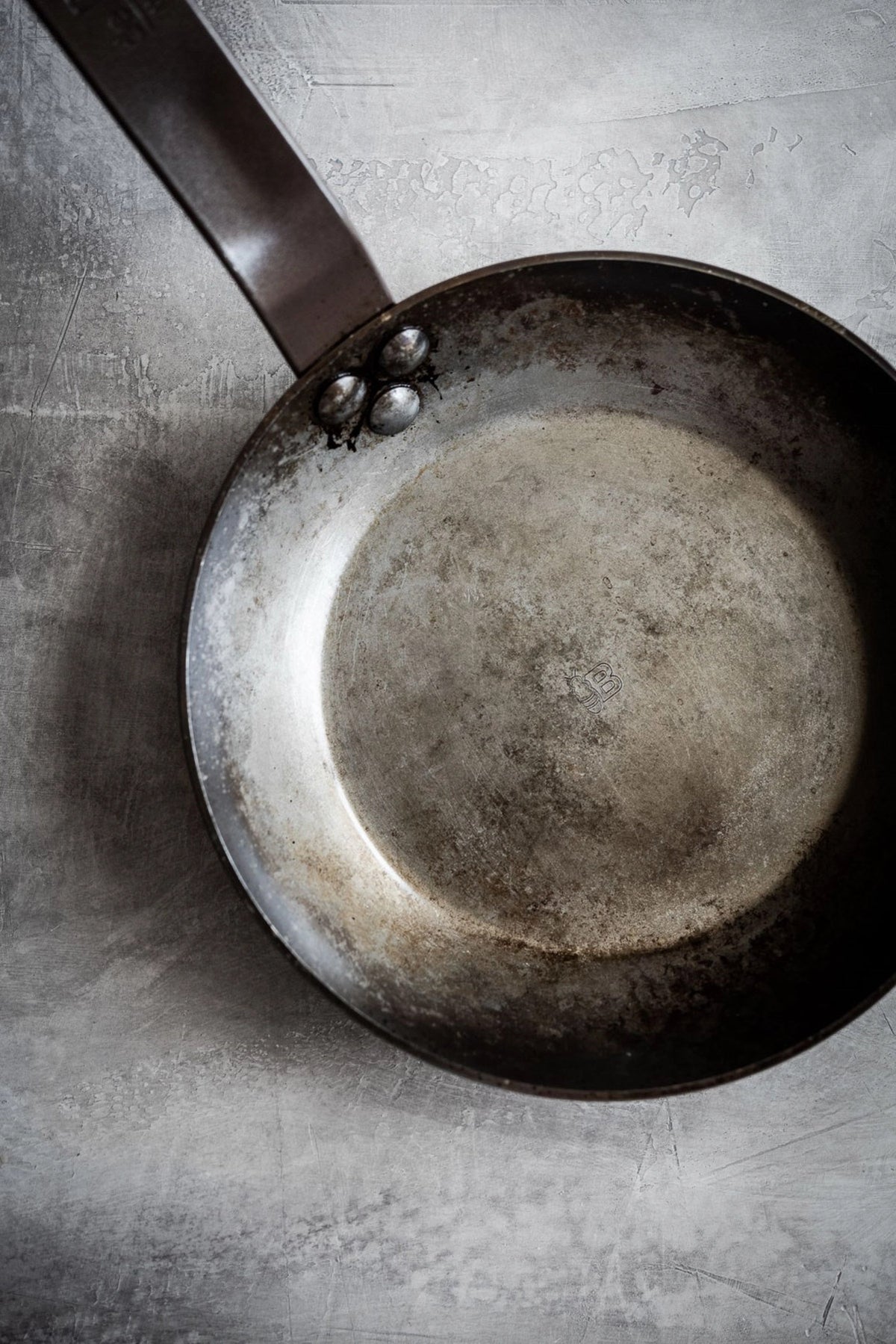 CARBONE PLUS Runde Lyonnaise Bratpfanne Ø 28cm, Induktion in Silber präsentiert im Onlineshop von KAQTU Design AG. Bratpfanne ist von de Buyer