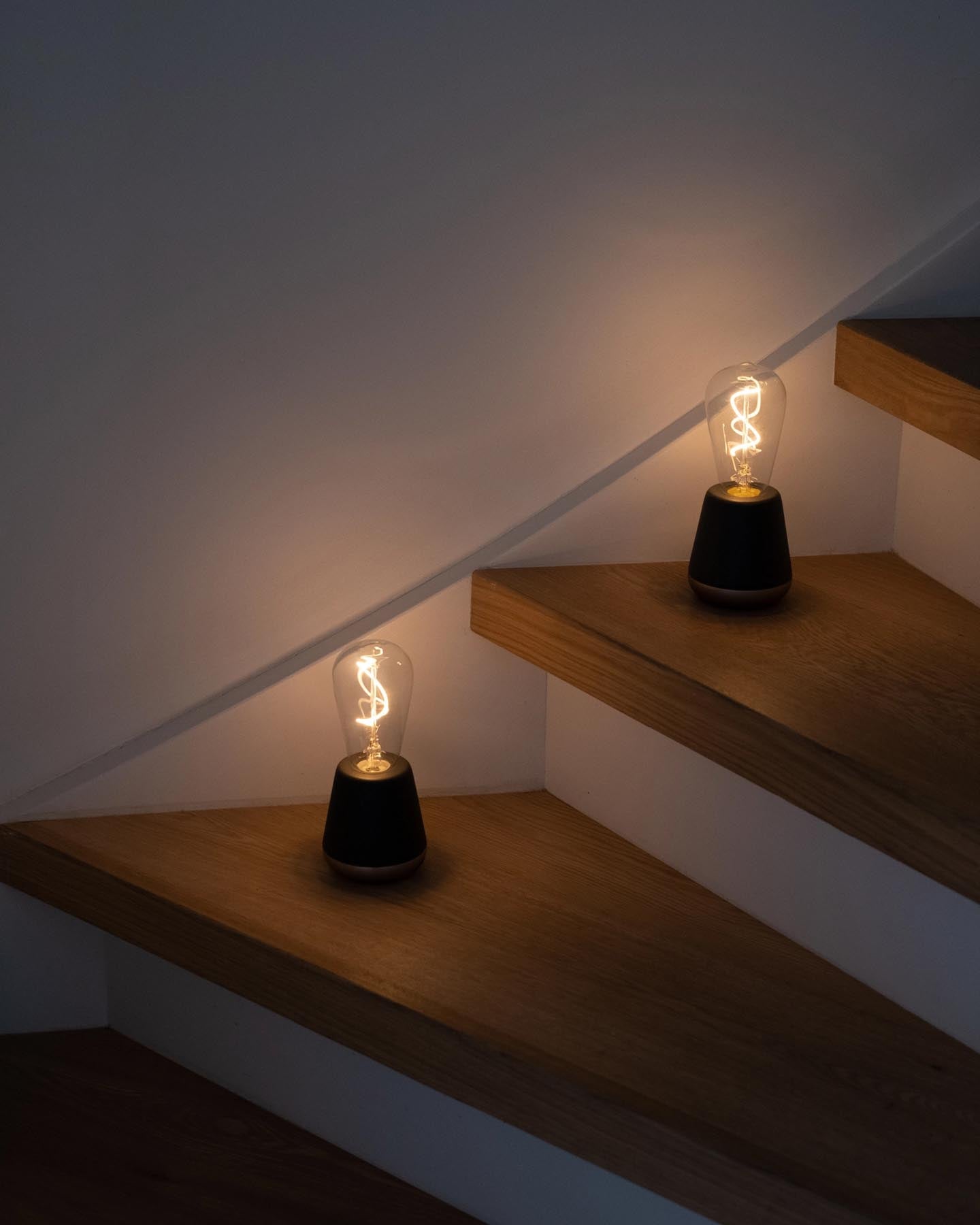 Elegante dunkelgraue Tischleuchte Humble Light one, 19.5x8.5 cm, ideal für stimmungsvolle Beleuchtung und modernes Interieur.