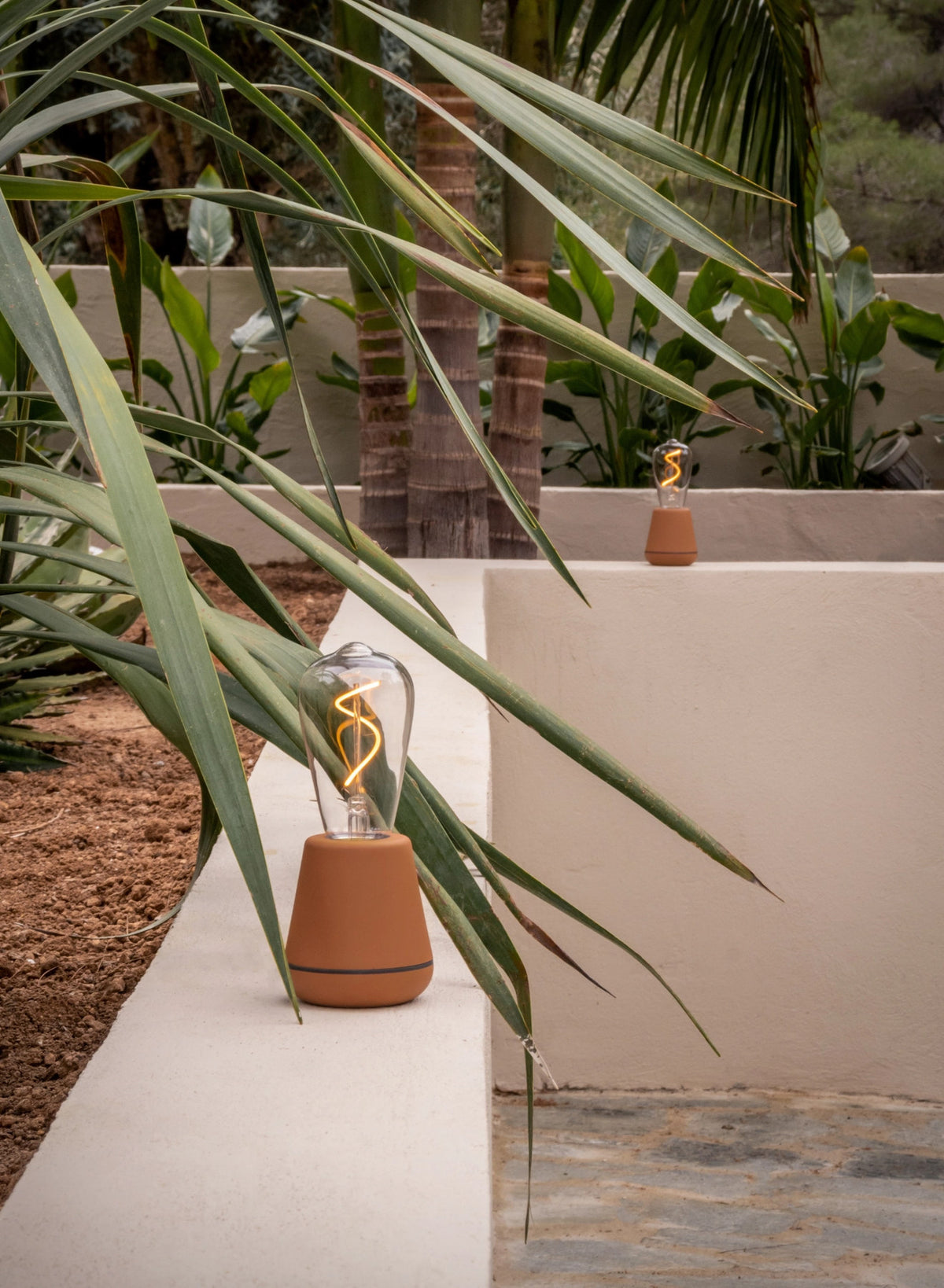 Humble one Outdoor table light cinnamon IP65 in Braun präsentiert im Onlineshop von KAQTU Design AG. Tischleuchte ist von Humble Light
