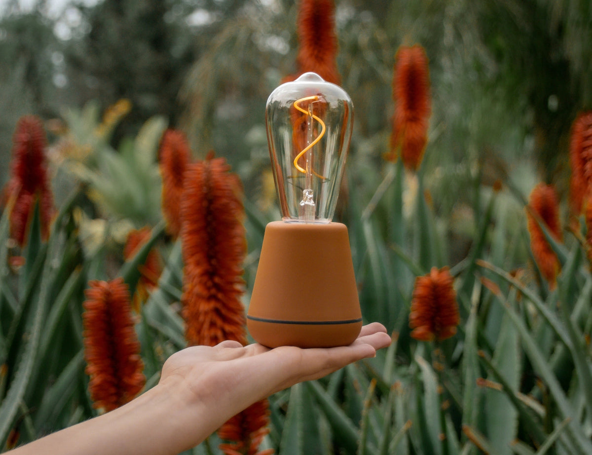 Humble one Outdoor table light cinnamon IP65 in Braun präsentiert im Onlineshop von KAQTU Design AG. Tischleuchte ist von Humble Light