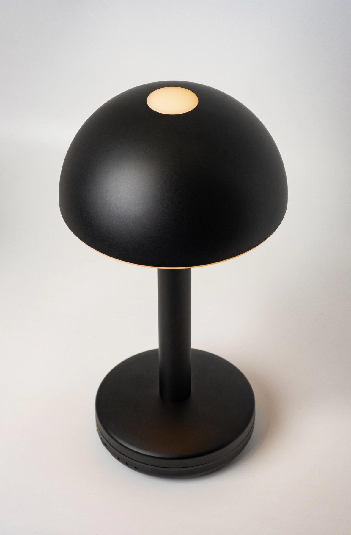 Tischleuchte Humble Light Bug black in Schwarz, gefertigt aus mehreren Materialien