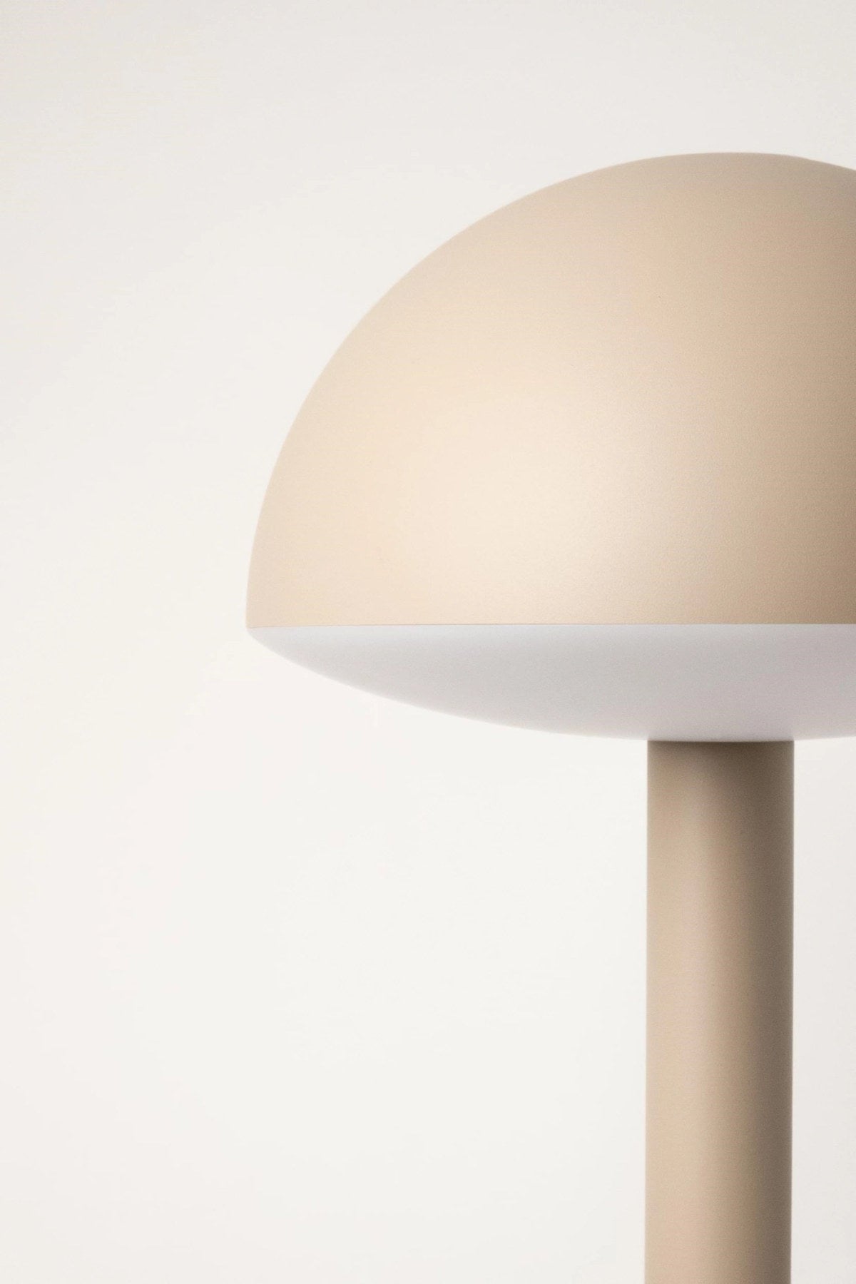 Tischleuchte Humble Light Bug in Beige, gefertigt aus mehreren Materialien