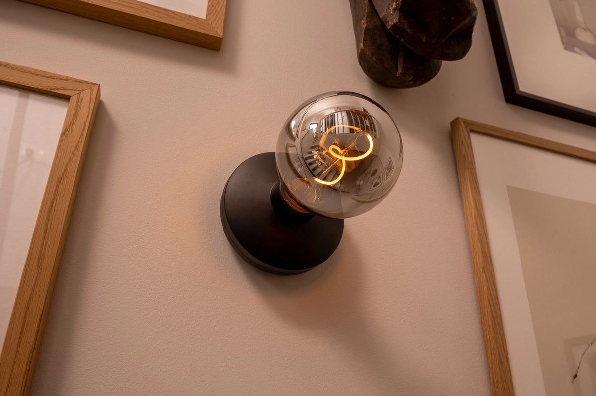Humble Bee wall light black smoked in Schwarz präsentiert im Onlineshop von KAQTU Design AG. Tischleuchte ist von Humble Light