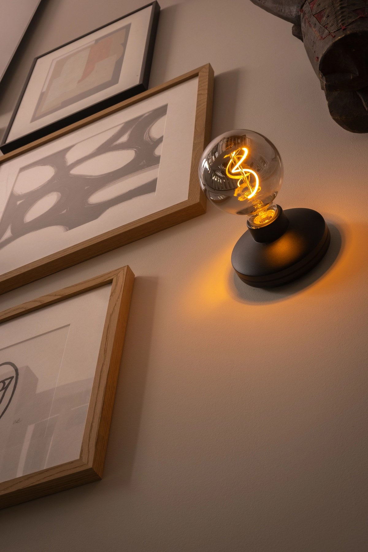 Humble Bee wall light black smoked in Schwarz präsentiert im Onlineshop von KAQTU Design AG. Tischleuchte ist von Humble Light