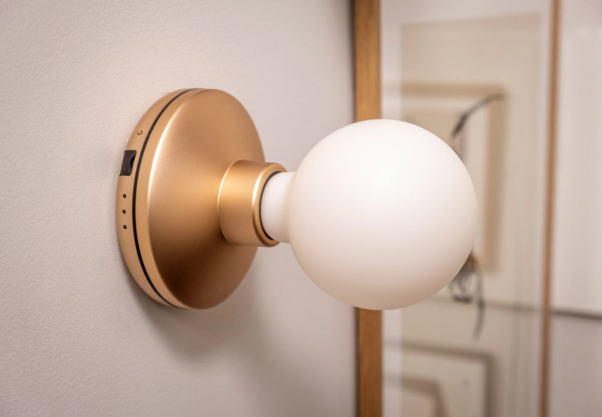 Humble Bee wall light rose gold frosted in Gold präsentiert im Onlineshop von KAQTU Design AG. Tischleuchte ist von Humble Light