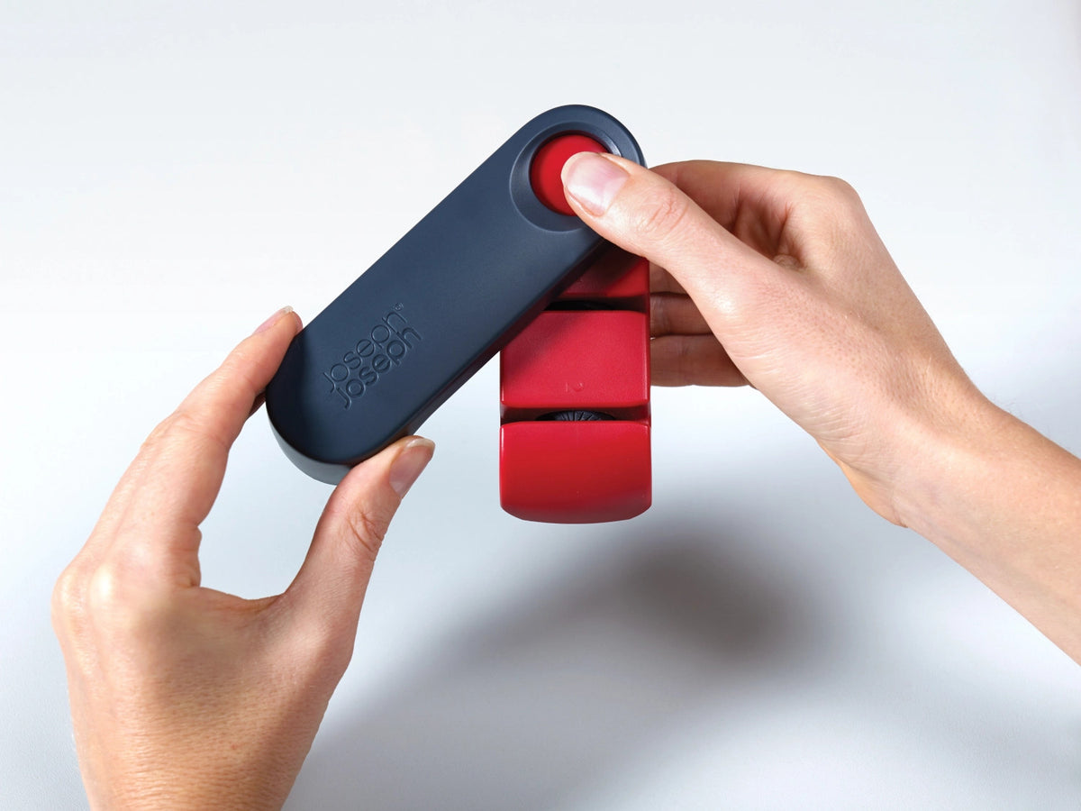 Rota Messerschärfer rot grau in Rot präsentiert im Onlineshop von KAQTU Design AG. Küchenmesser ist von Joseph Joseph
