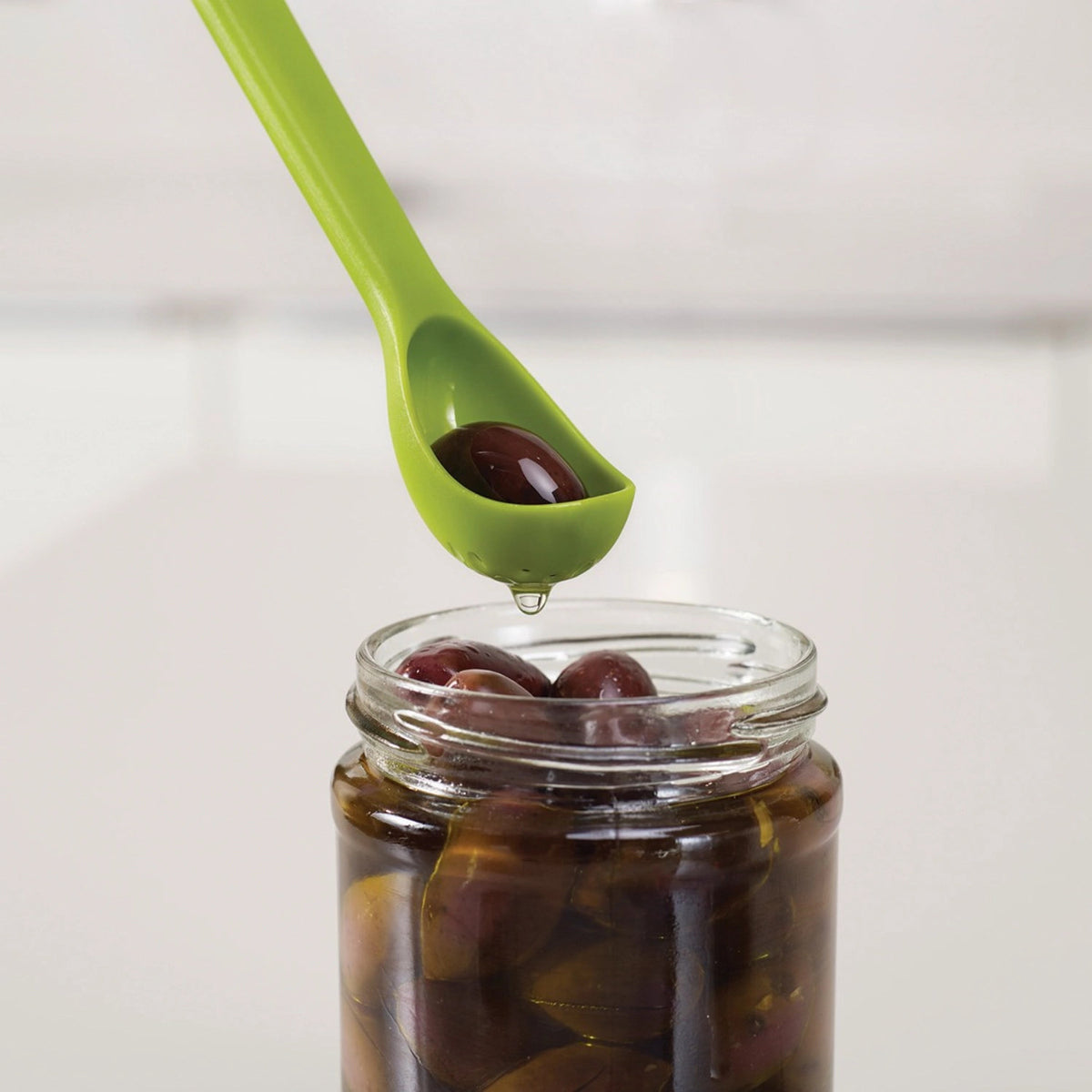 Scoop Pick Löffel Gabel 2-er Set, grün in Grün präsentiert im Onlineshop von KAQTU Design AG. Küchenhelfer ist von Joseph Joseph